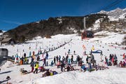Skifahren bei der Klostermatte. Im Hintergrund die Brunni-Gondel. (Bild: Roger Grütter, Engelberg, 17. Februar 2019)