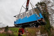 Ein Lastkran hievte die Kabinen am Montag wieder zurück auf die Schienen. (Bild: PD/Kriens)