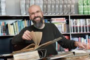 Daniel Hurtado hat in vielen alten Ordnern geschmökert und die Geschichte der Kantonsschule zusammengestellt. (Bild: Donato Caspari)