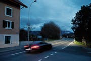 Einzelne Strassenlaternen entlang der Holzhäusernstrasse stehen noch, Licht brennt aber nicht mehr.