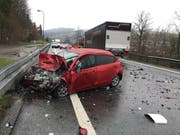 Nach dem Zusammenstoss ist das Auto komplett zerstört. Der Fahrer überlebte den Unfall nicht. (Bild: Luzerner Polizei)