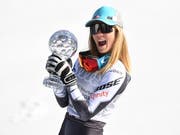 Auch die Nummer 1 im Super-G: Mikaela Shiffrin präsentiert ihre neuste Trophäe (Bild: KEYSTONE/APA/HELMUT FOHRINGER)