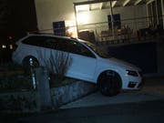 Nicht nur die Garageneinfahrt versperrt hat eine betrunkene Autofahrerin in Cham nach ihrer Irrfahrt durch einen Vorgarten. (Bild: Zuger Polizei)