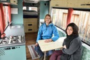 Michelle Senn und Andreas Brändle in ihrem sehr schön ausgebauten Wohnmobil. (Bilder: Heini Schwendener)
