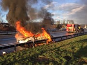 Bei einem Unfall auf der Autobahn A1 bei Züberwangen SG brannte am Mittwoch ein Auto völlig aus. Er wurde niemand verletzt. (Bild: Kapo SG)