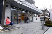 Die Raiffeisenbank-Filiale in Oberägeri. Die Bank plant diese Mitte 2020 aufzuheben. (Bild: Werner Schelbert, 22. März 2018)