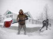 Schneeschaufeln während des Wintersturms in Casper, Wyoming. (Bild: Keystone/AP/JOSH GALEMORE)
