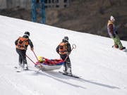 Die Österreicherin Cornelia Hütter wird nach ihrem Sturz bei der Weltcup-Abfahrt in Soldeu im Rettungsschlitten abtransportiert (Bild: KEYSTONE/EPA/CHRISTIAN BRUNA)