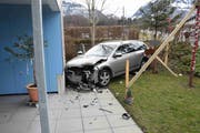 Der Wagen krachte in eine Hauswand. (Bild: Kantonspolizei Obwalden)