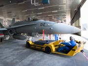 Die Einsatzbereitschaft der F/A-18-Flotte der Schweizer Luftwaffe war nicht beeinträchtigt, obwohl im Februar an einem Jet ein Riss festgestellt worden war. (Bild: KEYSTONE/LAURENT GILLIERON)