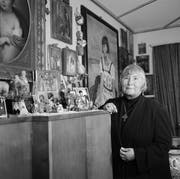 Die Bestsellerautorin Alja Rachmanowa in ihrem Haus in Ettenhausen im Juni 1957. (Bild: Jules Vogt/Photopress-Archiv)
