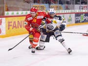 Biels Marc-Antoine Pouliot (links) und Ambris Michael Ngoy im hitzigen Fight (Bild: KEYSTONE/ANTHONY ANEX)