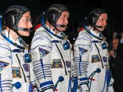 Kurz vor dem Start ihrer Rakete am Donnerstagabend (v.l.): Die Raumfahrer Christina Koch, Alexej Owtschinin und Nick Hague. (Bild: Keystone/AP/Dmitri Lovetsky)