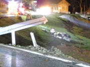 Beim Unfall in Vorderthal verletzten sich vier Personen. (Bild: Kantonspolizei Schwyz)