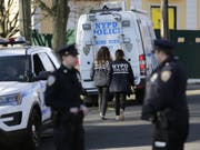 New Yorker Polizei am Donnerstag auf Staten Island nahe dem Ort, wo Mafiaboss Francesco «Frank» Cali getötet wurde. (Bild: Keystone/AP/SETH WENIG)
