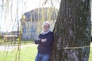 Trauerweide, Gredhaus und Ufer bieten ideale Voraussetzungen für das Freilichttheater. «Die Zuschauer haben freien Blick auf den See und die Abendstimmung», sagt Andreas Lutz. (Bild: Jolanda Riedener)