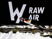 Ryoyu Kobayashi fliegt am RAW-Air-Plakat vorbei zum Tagessieg. (Bild: KEYSTONE/EPA NTB SCANPIX/OLE MARTIN WOLD)