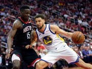 Clint Capela (links) im Duell mit Golden States Topskorer Klay Thompson (Bild: KEYSTONE/AP/DAVID J. PHILLIP)