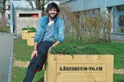 Primarlehrer Dominik Anliker mit den Pflanzenboxen «Wilde Blütenpracht» beim Paul-Reinhart-Schulzentrum.Bild: Mario Testa