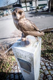 Die Eule auf dem Denkmal schaut in Richtung des ehemaligen Hauses von Alja Rachmanowa. (Bild: Andrea Stalder)