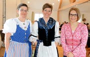 Die alte Präsidentin Andrea Knaus (links) und die neue Präsidentin Heidi Looser (Mitte) begrüssen die Referentin Agnes Heiniger-Gmür. (Bild: Hansruedi Rohrer)