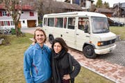 Das Globetrotter-Paar präsentiert stolz sein rollendes Eigenheim. «Selma» nennen Andreas Brändle und Michelle Senn ihren selber umgebauten ehemaligen Mannschaftstransporter der Polizei.