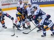 Der Luganese Maxim Lapierre (Mitte rechts) und der Zuger Santeri Alatalo (Mitte links) in einem Gemenge (Bild: KEYSTONE/URS FLUEELER)