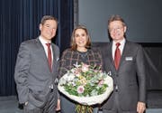 Die neue Verwaltungsrätin Claudia Flury, flankiert von Christoph Baumgartner, Vorsitzender der Bankleitung (links) und Bruno Poli, Präsident des Verwaltungsrates. (Bild: PD)