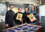 Die massgeblich am Jubiläumsbuch der Knies Beteiligten: Peter Peier, Media und Druckberater; Peter Küchler, Autor; Silvan Bucher und Simon Leibundgut von der Agentur Syn Stans, die für grafisches Konzept und Umsetzung zuständig war. Aufgenommen in der Druckerei Kalt Medien AG Zug. (Bild: PD)