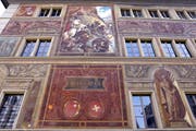 Das Rathaus in Schwyz mit den Bildern von der Schlacht am Morgarten. (Bild: Werner Schelbert, 10. April 2015)