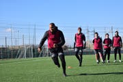 Der FC Altdorf (vorne) absolvierte im italienischen Cattolica ein intensives Trainingslager. Bild: PD