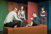 Konfliktzone Sofa: Das Theater Aeternam bringt Chaos in den Biedermeieralltag. (Bild: Ingo Höhn/PD)