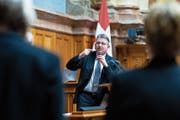 Zuerst dafür, dann dagegen: Nationalrat Raymond Clottu sprach sich in der Kommission für eine Erhöhung der Franchise auf 500 Franken aus. In der grossen Kammer lehnte er dies ab. (Bild: Peter Klaunzer/KEY)