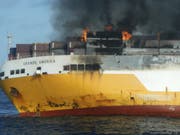 Das brennende Frachtschiff «Grande America» vor dem Untergang im Golf von Biskaya. (Bild: Keystone/AP)