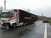 Der Lastwagen ist nach der Kollision beschädigt, der Chauffeur zog sich keine körperlichen Verletzungen zu. (Bild: Luzerner Polizei)