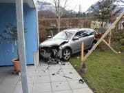 Die Kollision zweier Autos endet in Sarnen für eines der Fahrzeuge an einer Hausfassade. (Bild: Kantonspolizei Obwalden)