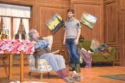 Szene aus dem Theater der Landjugend Geiss mit dem Stück «Bis doch ned so dumm». Urs Mattmann als Fritz Steiner (links) und Thomas Bürli als Peter Steiner. (Bild: Yvonne Imbach, 13. März 2019)