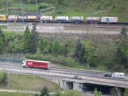 Die Verlagerung des Güterverkehrs von der Strasse auf die Schiene ist und bleibt eine Herausforderung. Das Verlagerungsziel des Bundes liegt noch immer in weiter Ferne. (Bild: KEYSTONE/URS FLUEELER)