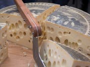 So sieht konventionell hergestellter Emmentaler aus. (Bild: KEYSTONE/URS FLUEELER)