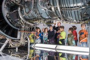 Erneut legt das Verkehrshaus bei den Eintritten zu – aber nicht überall. Im Bild Ruedi Widmer, der eine Schulklasse durchs Museum führt. (Bild: Boris Bürgisser, Luzern, 15. Mai 2018)