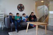 Die jungen Besucher des Jugendtreffs scheinen sich wohl zu fühlen. Bilder: Nicola Ryser