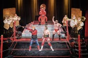 Höhepunkt des Abends: Die Lausanner Wrestler Kurt Simmons und Elias Richter kämpfen gegen den schusseligen Falsh Gordon. (Bild: Urs Bucher)