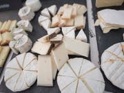 Mit der Landwirtschaft kamen weichere Nahrungsmittel, zum Beispiel Käse. Das hatte Auswirkungen auf die Gebissstellung früherer Menschen und auf die Entwicklung von Sprachlauten. (Bild: KEYSTONE/URS FLUEELER)