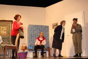 Claire, ihr Gatte Ottokar, Rösi und Frau Harzenmoser. Bild: Trudi Krieg