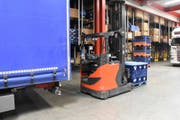 Der Arbeiter wurde zwischen dem Lastwagen-Anhänger und dem Stapler eingeklemmt. (Bild: Kantonspolizei)