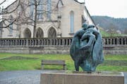 Unterhalb der Pfarrkirche zur Heiligen Familie setzt Pedro Pedrazzinis Bronzeplastik seit 2001 einen künstlerischen Akzent im Dorfzentrum von Unterägeri.
