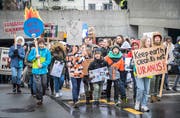 «Reagieren statt ignorieren»: Die Botschaft der Klimastreiker in Frauenfeld ist unmissverständlich. (Bild: Andrea Stalder, 15. März 2019)