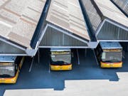 Postautos am Hauptbahnhof in Bern. (Bild: KEYSTONE/PETER KLAUNZER)