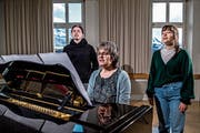 Lisbeth Schmid (am Flügel sitzend) bildet Schauspielerinnen und Schauspieler des Kollegitheaters aus. So wie hier Hannes Krummenacher und Rebecca Büchi. (Bild: Pius Amrein (Sarnen, 7. März 2019))