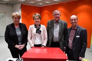 Regierungspräsidentin Cornelia Komposch, Geschäftsführerin Sabina Peter Köstli, Präsident Paul Engelmann und Grossratspräsident Turi Schallenberg. (Bild: Werner Lenzin)